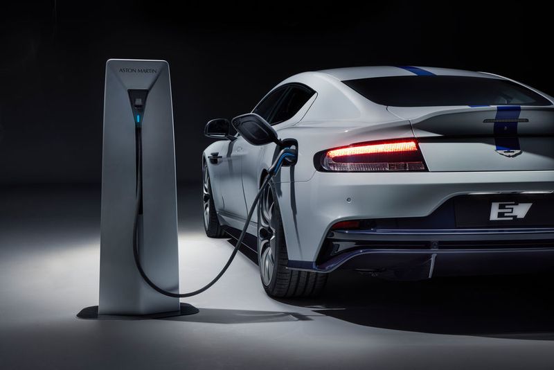 An den entsprechenden Ladesäulen... (Aston Martin)