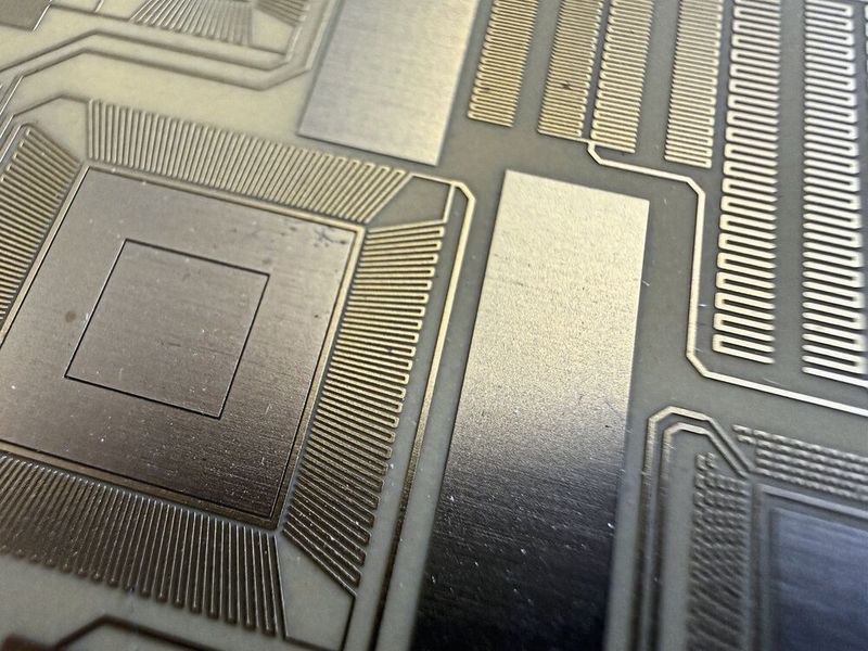 Bild 1: Das Drahtbonden ist als Kontaktierungstechnik in der Halbleiterindustrie und Mikroelektronik etabliert. Eine Voraussetzung für gute Verbindungen sind bedarfsgerecht saubere Oberflächen.   (Bild: Bond-IQ)
