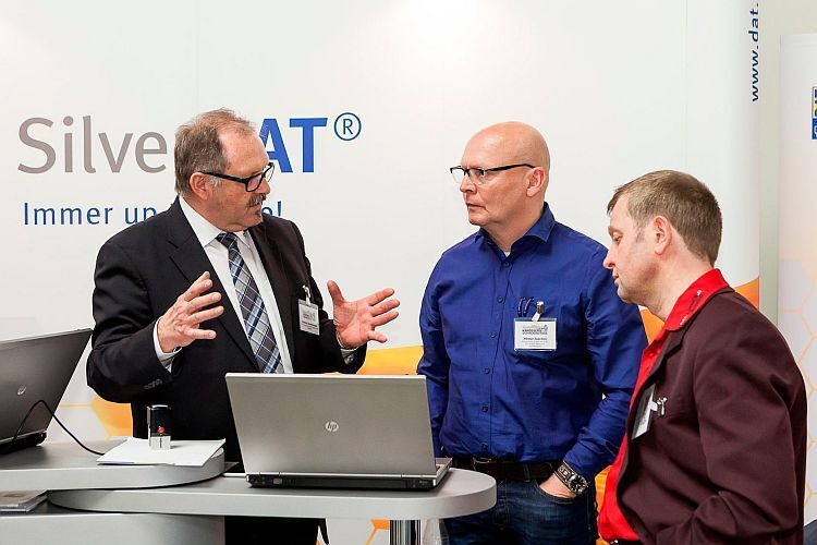 „So groß ist unser Produktprogramm!“ Norbert Zimmermann (li.) erklärte den Teilnehmern, was die DAT alles zu bieten hat. (Stefan Bausewein)