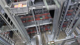 Vanderlande liefert ein über 20 m hohes Shuttle-Lager mit etwa 200.000 Behälter-Stellplätzen, in denen die Bosch-Ersatzteile von Quickstore-HDS-Shuttles ein- und ausgelagert werden. (Bild: Vanderlande)