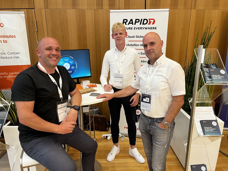 Rasche Info bekommt Gunther Dietrich, apia systemhaus, (v. r.) bei dem Rapid7 Team Nico Feitsma und Carsten Schorr. (IT-BUSINESS)