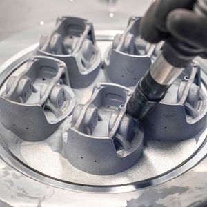 Rund zwölf Stunden dauert es, bis fünf gedruckte Kolben fertig sind.(Bild:  Porsche)