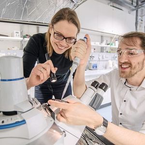 Kristina Tschulik und Mathies Evers entwickeln Methoden, um seltene und teure Edelmetall-Partikel möglichst ressourcenschonend als Katalysatoren nutzen zu können.
