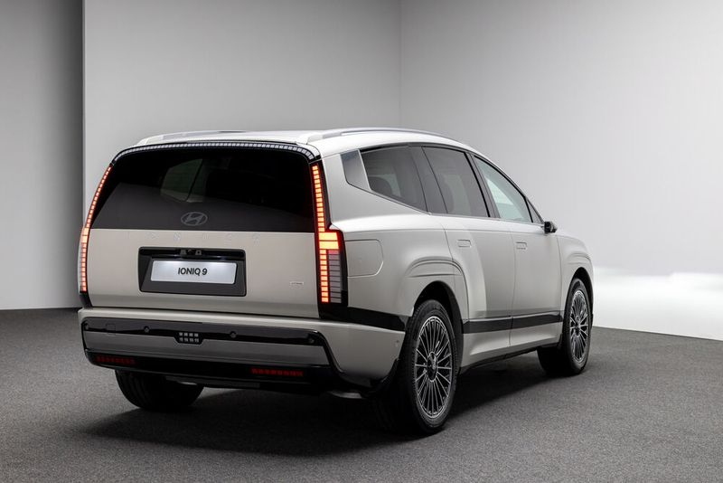 Ein schickes Detail sind die in Vertiefungen eingelassenen Buchstaben des „Ioniq 9“-Schriftzugs. (Bild: Hyundai)
