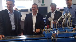 Den Start des Joint Ventures in Hofheim begleiteten Schlemmer-CEO Josef Minster, CFO Christian von der Linde, Dieter Brenner (Vice President Automotive), Hofheims Bürgermeister Wolfgang Borst sowie Schlemmer-Mitarbeiter aus dem Werk in Haßfurt. (Foto: Schlemmer)