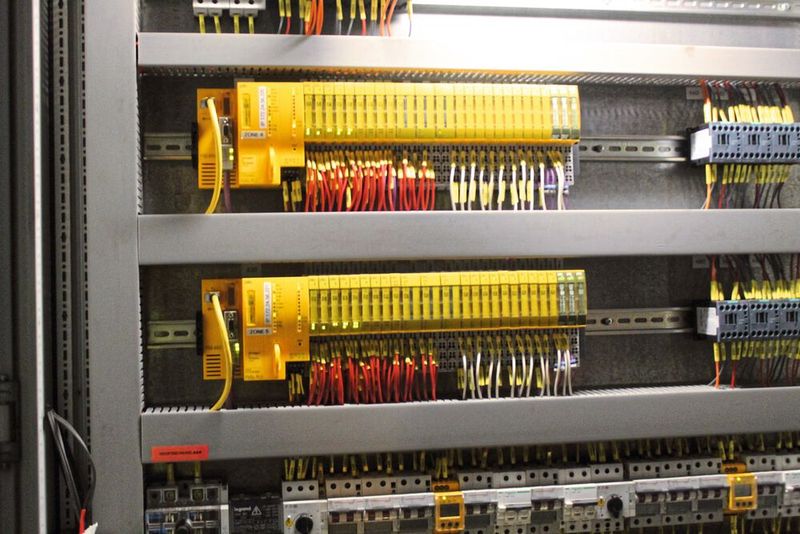 Im Schaltschrank sorgt das Automatisierungssystem PSS 4000 von Pilz dafür, dass der Ofen der Kaltwalzanlage seine Aufgabe nun produktiver erfüllen kann. (Bild: Pilz)