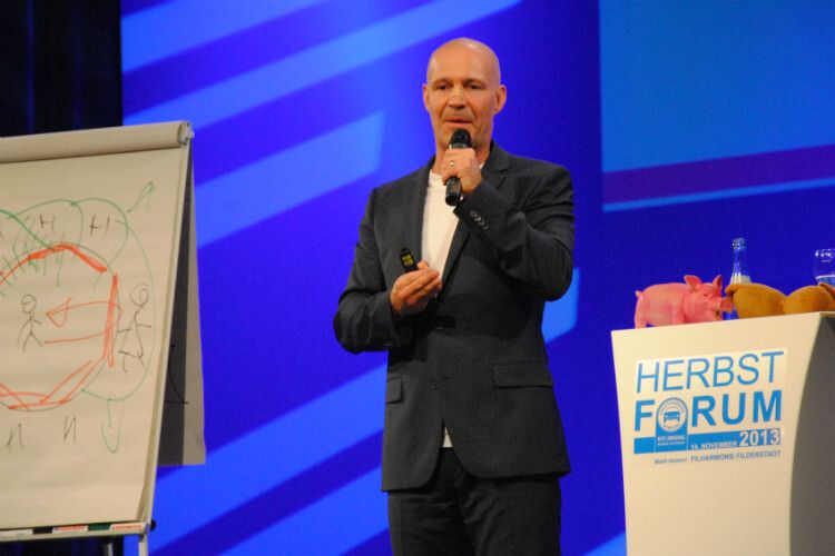 Motivator Stefan Frädrich erläuterte, wie man den inneren Schweinhund am besten überwindet: Raus aus der Komfortzone, rein ins Risiko. (Foto: Baeuchle)