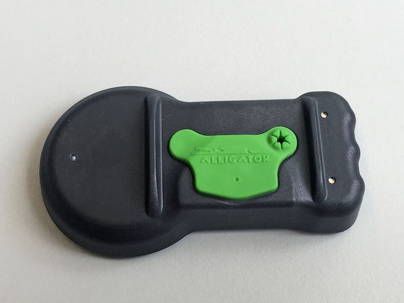 Das von der Weiss Kunststoffverarbeitung für einen Hersteller von Reifendruck-Kontrollsystemen im 2K-Verfahren produzierte Sensorgehäuse integriert auch die Sendeantenne. (Bild: Weiss)