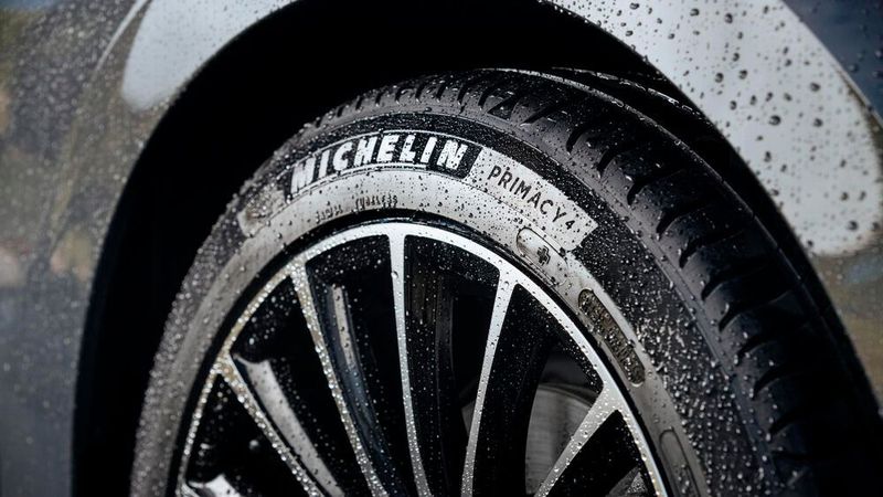 Er soll sowohl auf trockener als auch auf nasser Straße hohe Sicherheit bis zur Verschleißgrenze bieten. (Michelin)