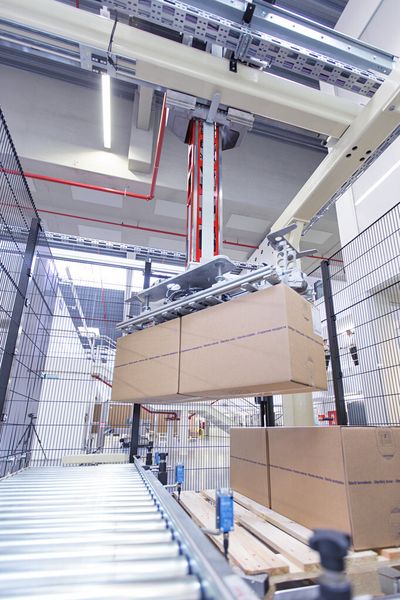 Bereitstellungszone Fertigwaren für kundenindividuelle OP-Sets. Ein Packroboter übernimmt die bisher manuell ausgeführte Stapelung der Paletten und unterstützt die Ergonomie am Arbeitsplatz. (Bild: Paul Hartmann)