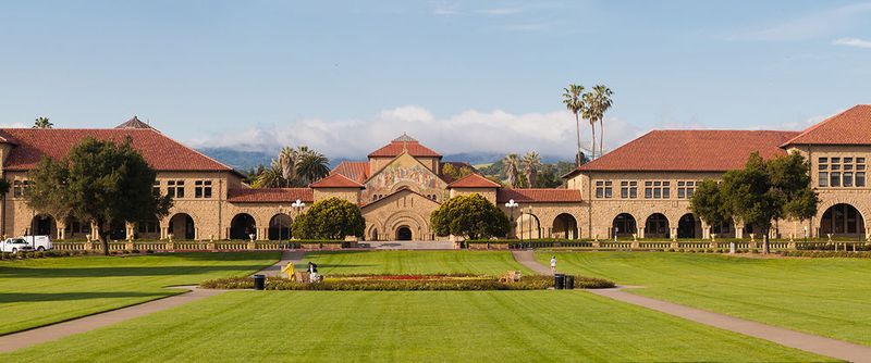 Insgesamt acht Nobelpreisträger in Chemie haben an der Standford University im Laufe ihrer Laufbahn gelehrt. Drei Chemie-Nobelpreise in den vergangenen sechs Jahren machen Standford zu einer der interessantesten Universitäten in diesem Bereich. Nicht umsonst hat die Universität aus der Nähe von Palo Alto, Kalifornien in der Kategorie „Qualität des Personals“ mit 94,1 von 100 den höchsten Score aller Universitäten. William Esco Moerner erhielt seinen Nobelpreis 2014 zusammen mit Eric Betzig und Stefan Hell für die Entwicklung superauflösender Fluoreszenzmikroskopie. Ein Jahr zuvor bekam Michael Levitt gemeinsam mit Martin Karplus und Arieh Warshel den Nobelpreis für die Entwicklung von Multiskalenmodellen für komplexe chemische Systeme. Im Jahr 2012 war es schließlich Brian Kobilka, welcher zusammen mit Robert Lefkowitz für seine Studien zu G-Protein-gekoppleten Rezeptoren ausgezeichnet wurde. (Bild: King of Hearts)