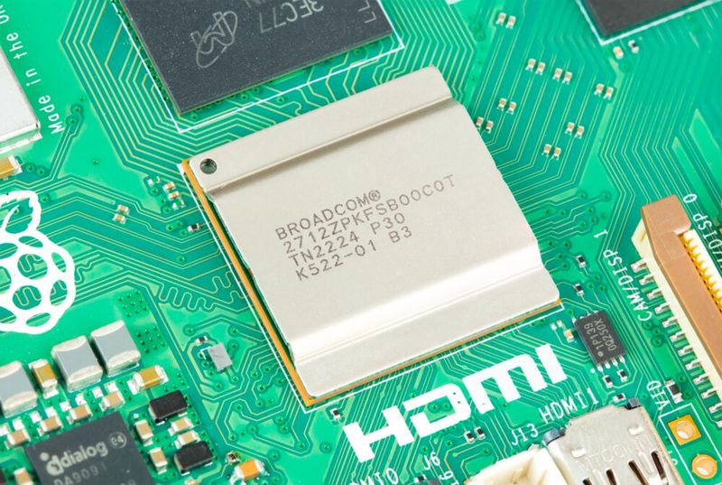 Der neue Applikationsprozessor BCM2712 von Broadcom hat vier schneller als zuvor getaktete Cortex-A76-Kerne von Arm. Mehrere I/O-Schnittstellen wurden in den RP1-Chip ausgelagert. (Bild: Raspberry Pi Foundation)