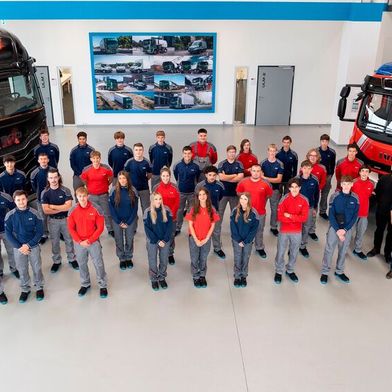 Zum 1. September 2025 haben 34 Nachwuchskräfte ihre Ausbildung beziehungsweise ihr Studium sowohl in den Gesellschaften der Iveco Group – IVECO Deutschland AG und EVCO GmbH – als auch bei der Magirus GmbH am Standort Ulm begonnen. Begrüßt wurden die neuen Auszubildenden von Sascha Breitscheidel, Head of Human Resources für die DACH-Region der Iveco Group, den Personalleitungen der drei Gesellschaften, dem Betriebsrat, den Ausbildungsmeistern der einzelnen Berufe sowie der Jugendvertretung. „Die Ausbildung junger Menschen ist für uns ein zentraler Baustein; mit insgesamt 141 Auszubildenden in allen Lehrjahren sichern wir die Zukunftsfähigkeit unserer Unternehmen“, sagte er.  (Bild: Iveco Group)