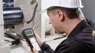 Durch zustandsorientierte Instandhaltung lässt sich die Anlagenverfügbarkeit optimieren. Mit Hilfe von Offline-Schwingungsmessgeräten, im Bild der Detector III von FAG, können dabei Unregelmäßigkeiten im Schwingungsverhalten bestimmt werden. Bild: Schaeffler (Archiv: Vogel Business Media)