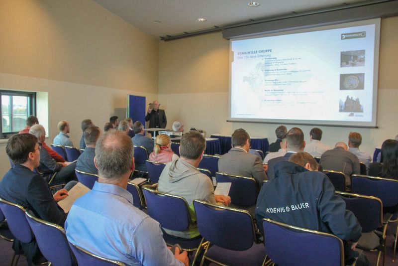 Wie wichtig Qualifikation und Wissenstransfer in der Schraubentechnik ist, darüber referierte Rainer Janecke, Vorsitzender des VQWS, dem Verband für Qualifikation und Wissenstransfer. (Bild: VCG/Juliana Pfeiffer)