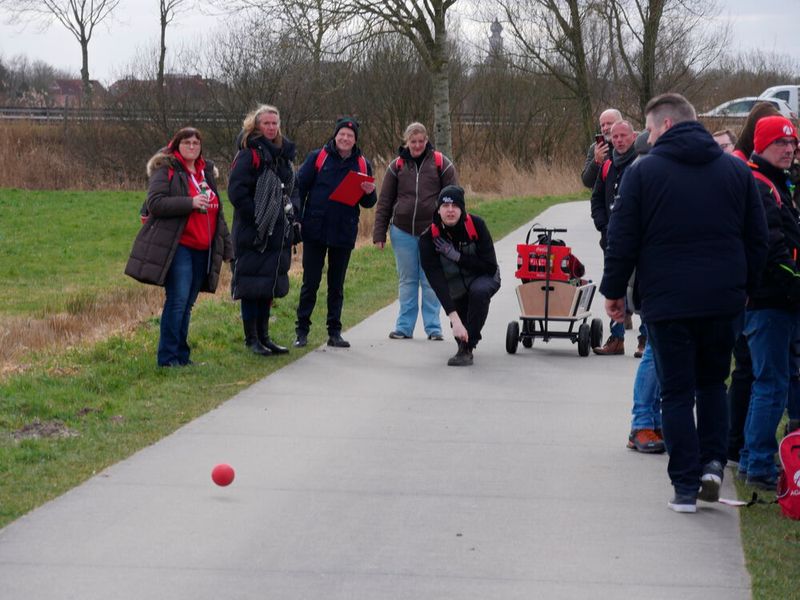 Heimspiel: Moritz Behrends (Agando) demonstriert, wie Boßeln funktioniert. (Bild: Agando/Source IT Distribution GmbH)