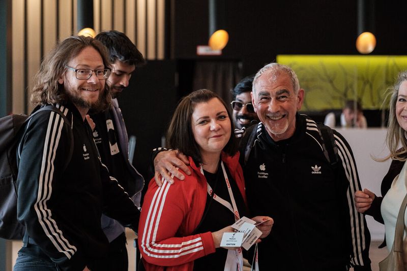 Gute Laune bereits bei der Ankunft zur CPN iGNITION: Carolin Feldmann (CPN) mit der Crew von Macsystems (Bild: CPN / Niklas Christensen)