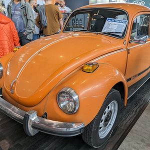 Ja, zugegeben ist der „Baja“ ein seltenes (US-) Sondermodell des Käfers. Aber 18.000 Euro sind bei dem von der Sonne Kaliforniens gegrillten Wolfsburger dann doch jenseits von Gut und Böse.(Bild:  Dominsky – VCG)