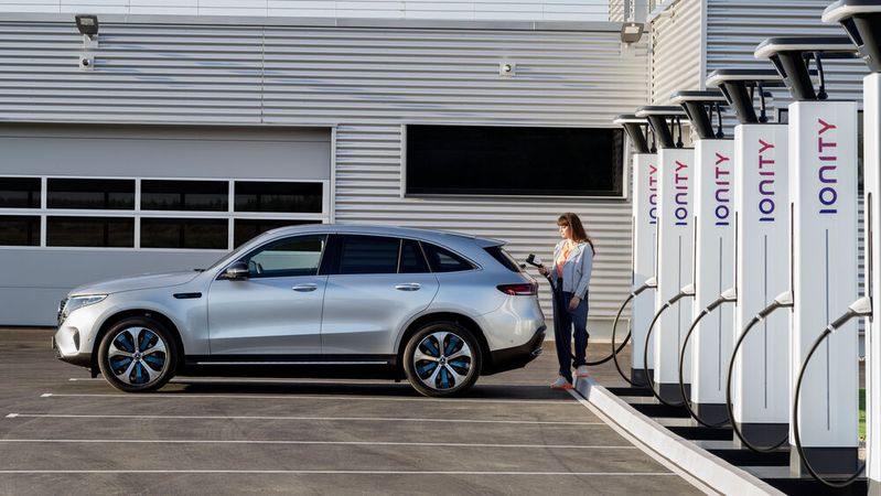 Derzeit gibt es an den mehr als 46.000 öffentlichen Ladesäulen in Deutschland kein einheitliches Bezahlsystem.(Bild:  Daimler)