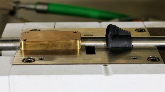 Hydroforming und Fließpressen: Das Metallrohr und die thermoplastische Kunststoffkomponente werden gemeinsam erwärmt und in einem ebenfalls temperierten Werkzeug gemeinsam umgeformt.(Bild:  Fraunhofer IWU)