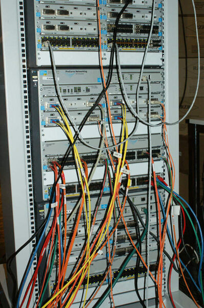 Durch ein Fenster zum Operation Center können WCG-Besucher und -Teilnehmer ein Blick auf das Herzstück des WCG-LAN werfen. Immer einmal wieder bleiben Interessenten davor stehen. „Eine gute Werbung“, kommentiert Christopher Ruybal. (Archiv: Vogel Business Media)