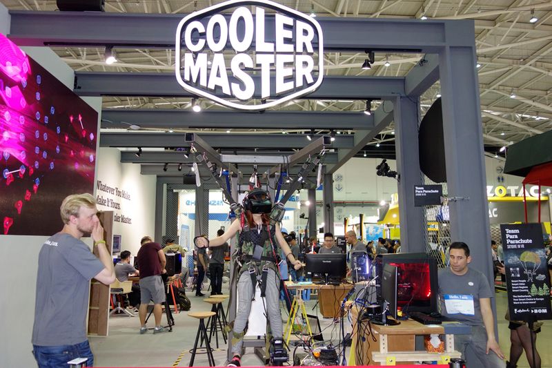 Virtuelles Fallschirmspringen bei Cooler Master. (Bild: IT-BUSINESS)