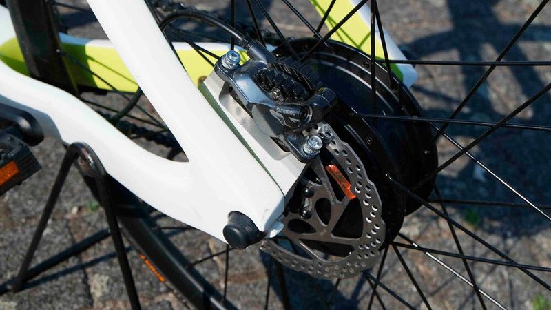 Die hydraulischen Scheibenbremsen von Shimano verzögern ordentlich. (Bild: sp-x / Mario Hommen)