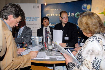 Interessierte Teilnehmer am Stand von Entrada und IBM (Archiv: Vogel Business Media)