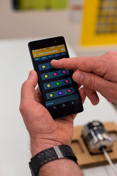 Renishaw zeigt auf der EMO sein wachsendes Angebot an Smartphone-Apps für auf Werkzeugmaschinen eingesetzte Werkstück- und Werkzeugmesstaster. (Renishaw)