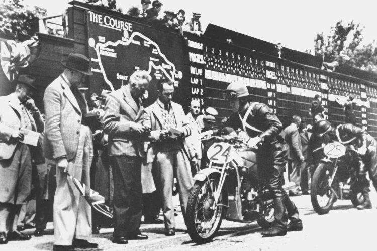 Ewald Kluge vor dem Start zum größten Rennen seines Lebens: 1938 gewann der DKW-Pilot als erster Deutscher die Tourist Trophy auf der Isle of Man. (Foto: Audi)