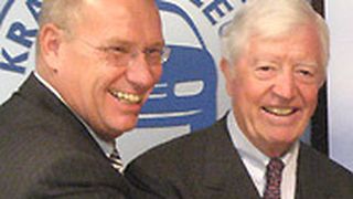 Gute Laune am Ende eines langen Arbeitsverhältnisses: ZDK-Pressesprecher Helmut Blümer (li.) und sein Präsident Robert Rademacher. (Archiv: Vogel Business Media)