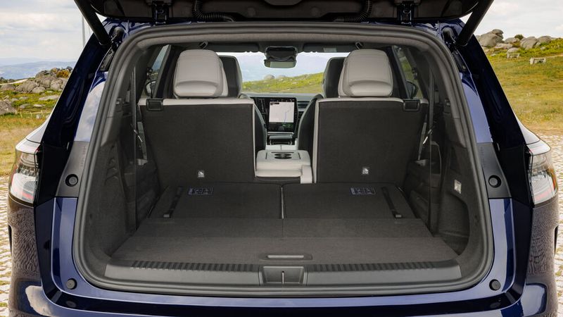 Der Espace des Modelljahres 2023 ist so variabel wie die Vorgänger, mit einer um 22 Zentimeter verschiebbaren Rückbank, in der Neigung verstellbaren Lehnen und einem riesigen Kofferraum. (Bild: Renault)