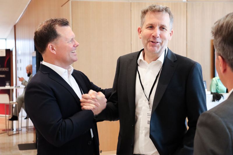 Tim Henneveld (l., TIM) freut sich über das Wiedersehen mit Norman Schäfer (NetApp). (Bild: Vogel IT-Medien GmbH)