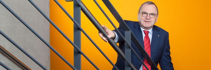 Andreas Barth, Managing Director EuroCentral von Dassault Systèmes: "Jeder Hersteller will möglichst viel auf seiner Plattform bündeln. Wir bauen unsere Plattform aus, aber sicherlich nicht soweit, dass wir dort betriebswirtschaftliche Daten hinzunehmen. Da niemand alles abbildet, werden die Unternehmen in Zukunft wohl mit mehreren Plattformen arbeiten, die miteinander kommunizieren."(Bild:  Michael Damboeck)