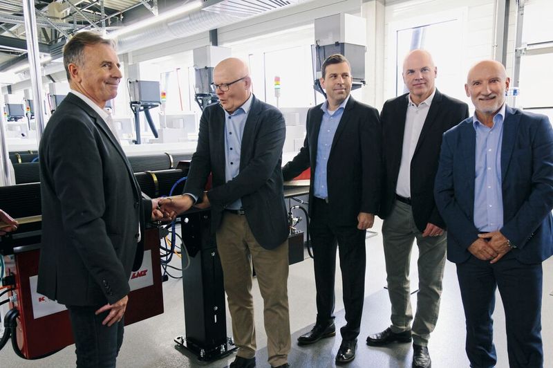 Les principaux acteurs de cet ambitieux projet lors du coupé de ruban qui inaugure la mise en production de la centième Citizen R04 livrée chez KIF Parechoc.   (Source : MSM)