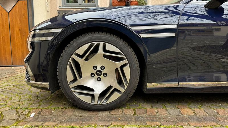 Die wahrscheinlich größten Blinker der Welt: Die extrem langen Blinker in den Kotflügeln und die elegant gestalteten Felgen verleihen dem G90 einen edlen, aber eigenständigen Look. (Bild: Schreiner – VCG)