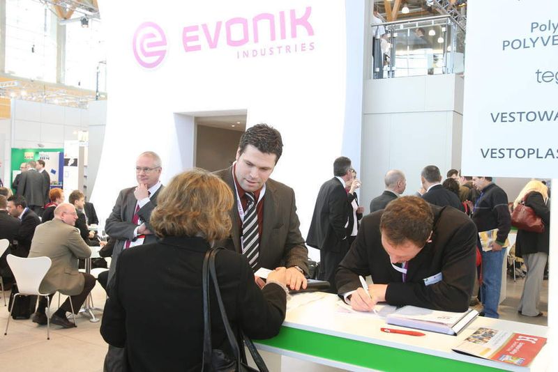 Evonik präsentiert auf der ECS neue Methacrylate für den Einsatz von wasserbasierten Lacksystemen, die die Vernetzung von wässrigen Binder-Systemen bei Raumtemperatur ermöglichen.  (Bild: NuernbergMesse)