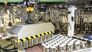Pro Arbeitsgang werden bis zu 230 Dosen auf einmal mit einem Magnetheber aufgenommen und zur Vereinzelung auf einem Stetigförderer abgesetzt.  (Bild: Atlas Copco Tools)