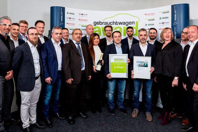 Der dritte Platz ging an das Team von Auto Empire Trading; hier mit Jury und Gratulanten. (Stefan Bausewein)