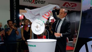 Der Greenance-Kit kann seine Leistung nur dank aufeinander abgestimmter Scheiben und Beläge erbringen. (Bild: Rosenow – »kfz-betrieb«)