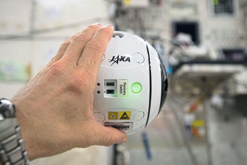 Eine kubische Kontrolleinheit sitzt im Inneren der Int-Ball-Drohne, ausgestattet mit dienem 3-Achsen-Gyroskop. (Maxon)