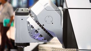 Der 5-Achs-Universalkopf ACD7 ist die neueste Entwicklung im Bereich der Universalfräsköpfe mit
kontinuierlicher Doppeldrehachse (horizontal und 45º), die ein schnelles Positionieren
ermöglichen soll (von 0 auf 180º in 7 Sekunden). (Juaristi)