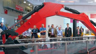 Live auf der bauma: Ein mit LSC+ ausgerüsteter Bagger-Demonstrator arbeitet je nach Aufgabenstellung und Fahrerwunsch lastfühlig oder lastunabhängig. (Bild: Linde Hydraulics)