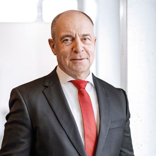 „Jedes Prozent Verlustleistung erzeugt Wärme, die regulatorisch nicht tolerierbar ist, und jedes Gramm Gewicht entscheidet über die Akzeptanz beim Patienten“, sagt Alexander Gerfer, CTO von Würth Elektronik eiSos zur Stromversorgung.(Bild:  Würth Elektronik eiSos Gruppe)