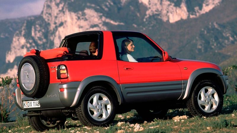 Anfang 1998 erfolgte eine erste Modellpflege mit Änderungen an Scheinwerfern, Heckleuchten und Kühlergrill sowie überarbeitetem Interieur. Außerdem wurde die Modellpalette durch ein auf dem Dreitürer basierendes Cabriolet erweitert. Unverändert bis Produktionsende blieb die einzig erhältliche Motorisierung mit zwei Litern Hubraum und 95 kW (129 PS). Diese konnte mit einem Fünfgang-Schaltgetriebe oder einer optionalen Vierstufen-Automatik kombiniert werden. Gegen Mitte 2000 lief die Produktion der ersten RAV4-Generation aus. (Bild: Toyota)