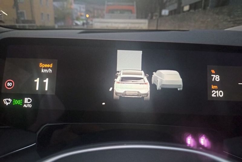 4. Assistenzsysteme mit Stadt-Phobie In urbanen Gebieten werden die Assistenzsysteme zur Nervenprobe. An Kreuzungen und in Kurven bremst der Polestar 3 deutlich ab, offenbar um eine vermeintliche Kollision mit dem Gegenverkehr zu vermeiden. Auf Landstraßen arbeiten die Systeme deutlich souveräner. (Bild: Sven Prawitz/Vogel Communications Group)