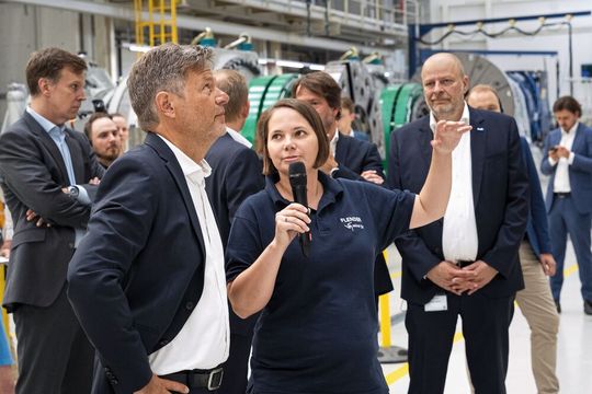 Flender-Ingenieurin Sabrina Sperl erläutert dem Minister die Prüfverfahren am großen 17-Megawatt-Prüfstand. Alle Antriebe werden unter Nennlast getestet, bevor sie das Flender-Werk verlassen. (Bild:  Flender GmbH)