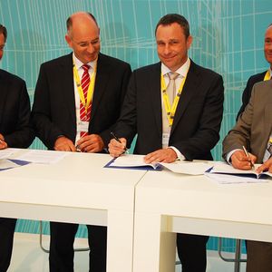 Offizieller Vertragsabschluss auf der IAA: Die Veranwortlichen von DAT und "Fair Garage" setzen ihre Unterschrift unter die Verträge (v.li.) Helmut Eifert (DAT), Dr. Thilo Wagner (DAT), Christain Dietrich (United Vehicles) und Jens Nietzschmann (DAT). (Foto:  Wenz)
