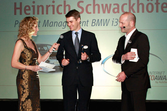 BMW-Produktmanager Heinrich Schwackhöfer freute sich über den Preis in der Sonderkategorie Zukunft für den i3. (Autoscout 24)