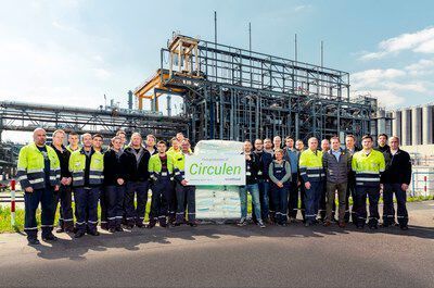 Das Team von Lyondell Basell in Wesseling präsentiert die erste Charge von Biopolymer aus erneuerbaren Materialien. (Lyondell Basell)